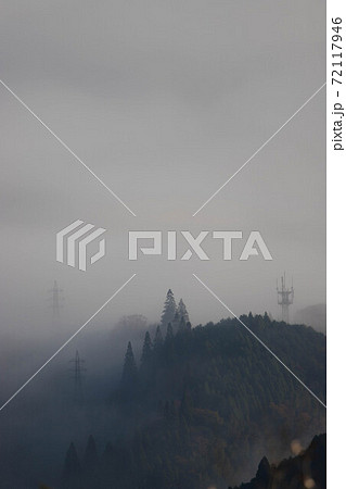 蛇越峠からの湯布院の朝霧風景 72117946