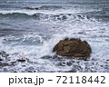 岩に打ち付ける日本海の波 72118442