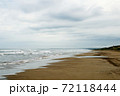 秋晴れの人気のない千里浜海岸 72118444