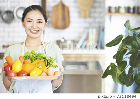 食品の宅配サービスを利用する女性 72118494