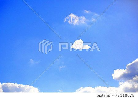 大空を飛ぶ紙ヒコーキ 大空を飛ぶ紙ヒコーキ 72118679