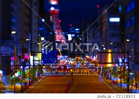 夜の都道301号の交通渋滞　東京タワーの見えるミニチュア風の夜景【交通イメージ】 72118923