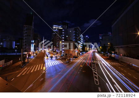 夜の都道301号の交通渋滞 東京タワーの見える夜景【交通イメージ】 夜の都道301号の交通渋滞 東京タワーの見える夜景【交通イメージ】 72118924
