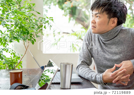 ナチュラルテイストなオフィスで考えごとをしている男性 ナチュラルテイストなオフィスで考えごとをしている男性 72119889