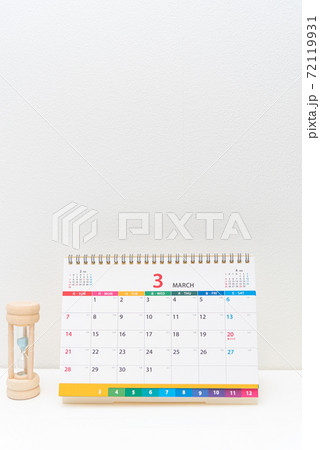 卓上カレンダーと砂時計 72119931