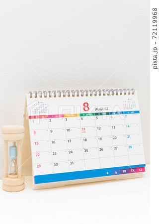 卓上カレンダーと砂時計 72119968