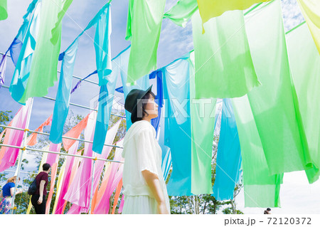 滋賀県 琵琶湖の見える丘 虹のカーテン 72120372