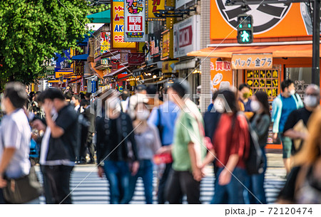 日本の東京都市景観 コロナ禍の東京・秋葉原。外国人団体客の姿は見られない 72120474