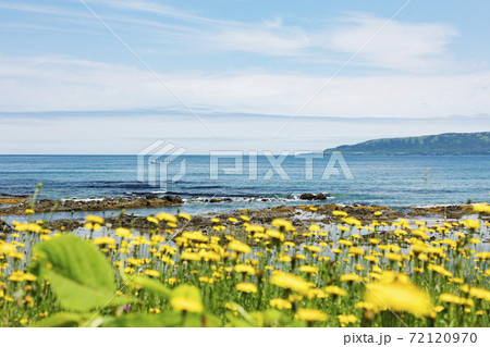 漁船と初夏の海岸風景 72120970