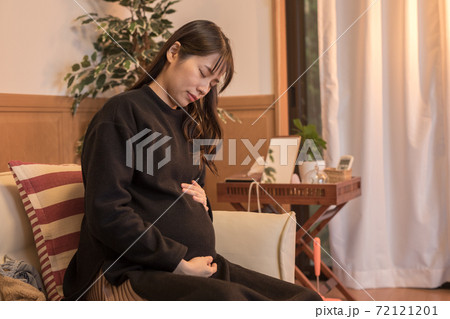 マタニティーブルーになる妊婦さん 72121201