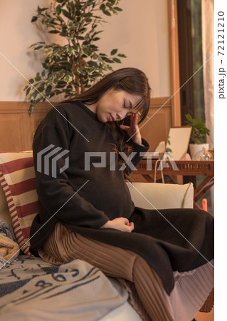 マタニティーブルーになる妊婦さん 72121210