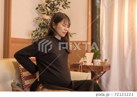 マタニティーブルーになる妊婦さん 72121221