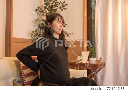 マタニティーブルーになる妊婦さん 72121223