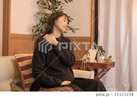 マタニティーブルーになる妊婦さん 72121238