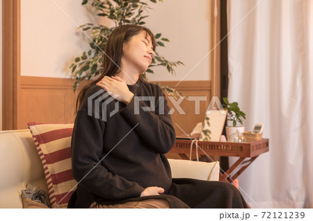 マタニティーブルーになる妊婦さん 72121239