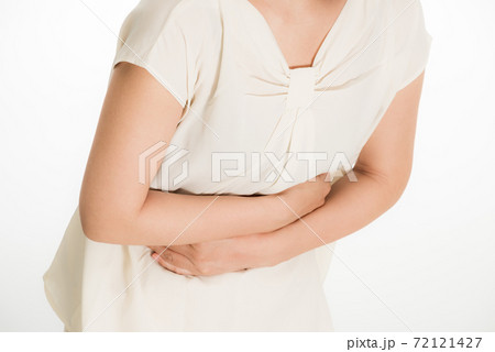 胃を押さえる女性の手のクローズアップ 72121427