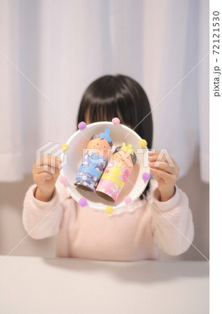子どもと手作りお雛様　折り紙と紙皿とトイレットペーパーの芯で工作 72121530