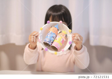 子どもと手作りお雛様　折り紙と紙皿とトイレットペーパーの芯で工作 72121531