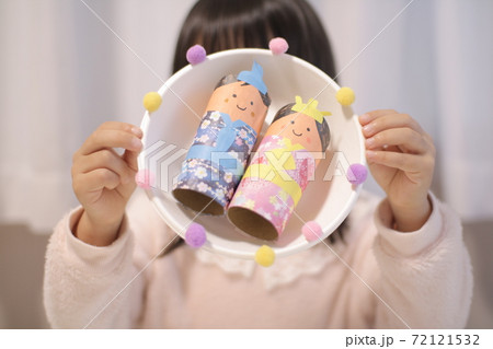 子どもと手作りお雛様 折り紙と紙皿とトイレットペーパーの芯で工作 子どもと手作りお雛様 折り紙と紙皿とトイレットペーパーの芯で工作 72121532