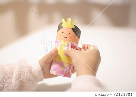 子どもと手作りお雛様　折り紙と紙皿とトイレットペーパーの芯で工作 72121701