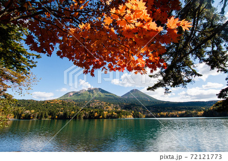 秋のオンネトー(北海道・足寄町) 湖、紅葉(赤)、雌阿寒岳、阿寒富士 秋のオンネトー(北海道・足寄町) 湖、紅葉(赤)、雌阿寒岳、阿寒富士 72121773