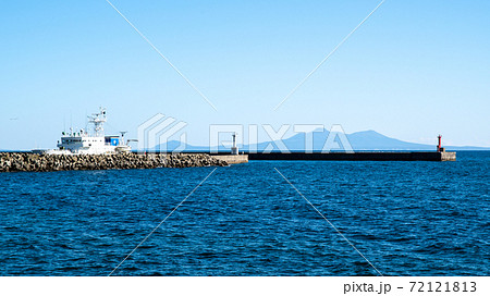 羅臼漁港と国後島(北方領土)(北海道・羅臼町) 羅臼漁港と国後島(北方領土)(北海道・羅臼町) 72121813