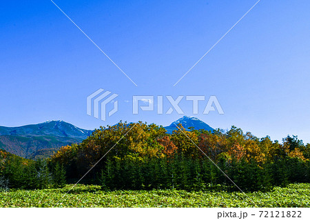 秋の知床 紅葉の知床連山と開拓地跡(北海道・斜里町) 秋の知床 紅葉の知床連山と開拓地跡(北海道・斜里町) 72121822