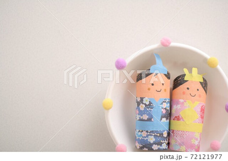 子どもと手作りお雛様 折り紙と紙皿とトイレットペーパーの芯で工作 子どもと手作りお雛様 折り紙と紙皿とトイレットペーパーの芯で工作 72121977