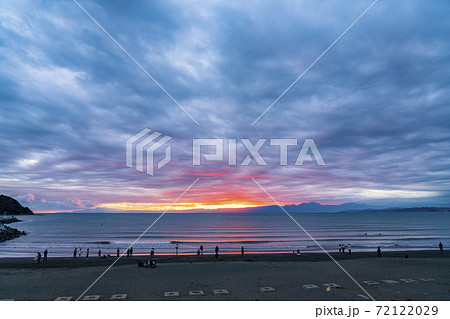 神奈川県 綺麗な色に焼ける江ノ島の夕景の写真素材