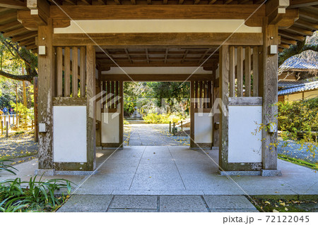 【神奈川県】鎌倉　浄智寺の立派な鐘楼門 72122045