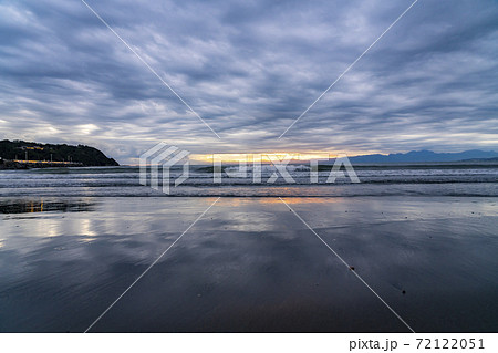 【神奈川県】日没後に焼ける江ノ島の夕景 72122051