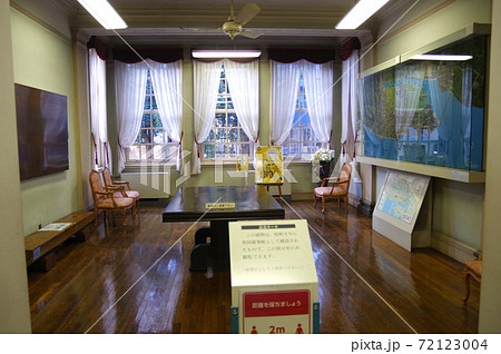 横浜開港資料館の旧総領事館のホールの景色 72123004