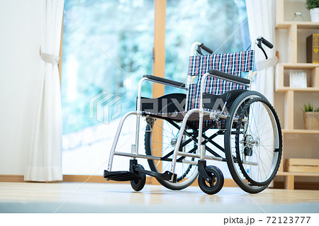 車いす　車椅子 72123777