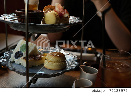 豪華なアフターヌーンティー 豪華なアフターヌーンティー 72123975