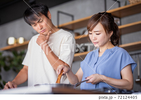 キッチンで喧嘩する男女 72124405