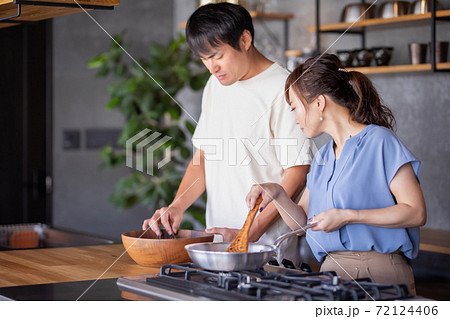 キッチンで喧嘩する男女 72124406