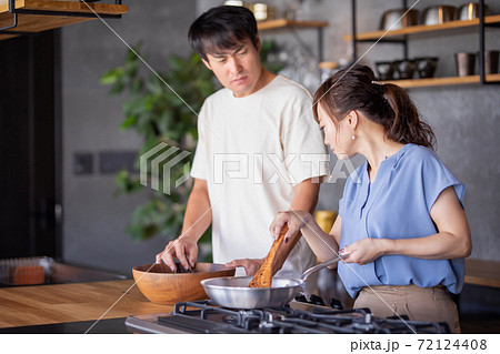 キッチンで喧嘩する男女 72124408