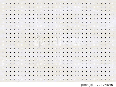 白木の有孔ボードの背景イラスト 72124640