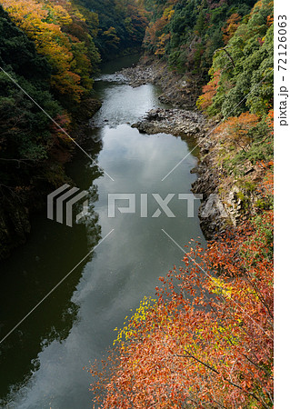 秋の愛知川源流の渓谷風景の写真素材 [72126063] - PIXTA