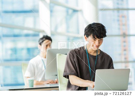 Tシャツで働くビジネスマン 72126127