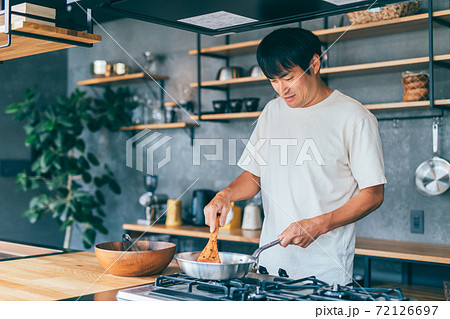 料理する男性 72126697