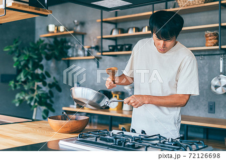 料理する男性 72126698