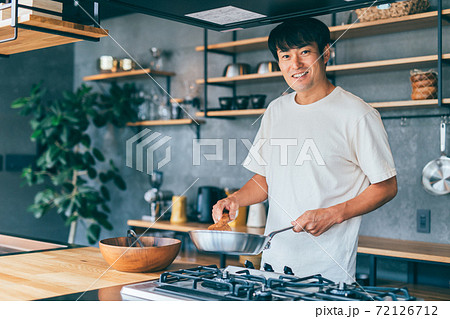 料理する男性 料理する男性 72126712