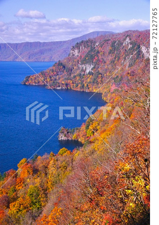 秋の十和田湖の紅葉 十和田八幡平国立公園 瞰湖台展望台より 青森県十和田市 秋の十和田湖の紅葉 十和田八幡平国立公園 瞰湖台展望台より 青森県十和田市 72127765