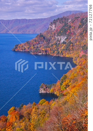 秋の十和田湖の紅葉 十和田八幡平国立公園 瞰湖台展望台より 青森県十和田市 秋の十和田湖の紅葉 十和田八幡平国立公園 瞰湖台展望台より 青森県十和田市 72127766