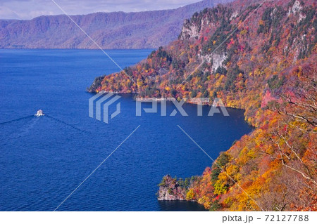 秋の十和田湖の紅葉 十和田八幡平国立公園 瞰湖台展望台より 青森県十和田市 秋の十和田湖の紅葉 十和田八幡平国立公園 瞰湖台展望台より 青森県十和田市 72127788