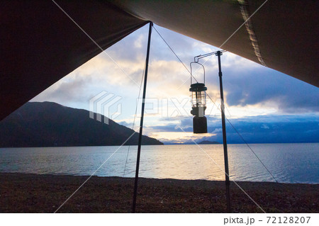 キャンプの朝と琵琶湖の風景 72128207