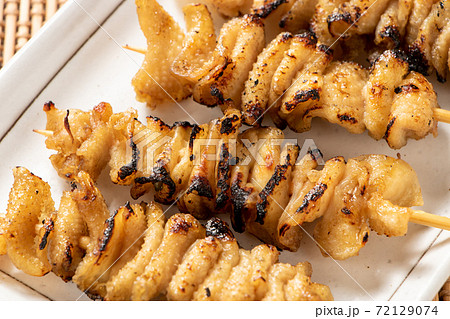 焼き鳥、皮塩串(鶏皮の塩焼き)。 焼き鳥、皮塩串(鶏皮の塩焼き)。 72129074