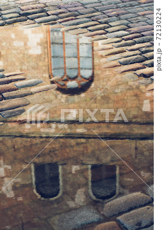 Reflection of the windows of an old house in the water 72130224