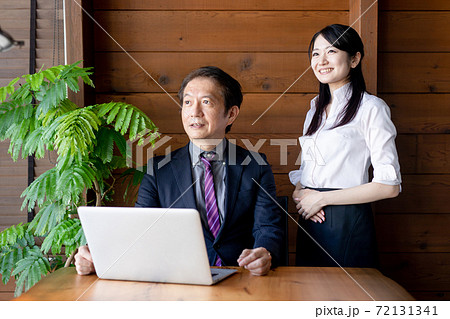 中高年のビジネスマンとビジネスウーマン 72131341
